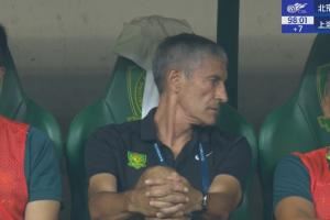 最后时刻再丢一球！塞蒂恩替补席双手抱膝，与助教交流