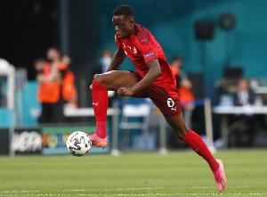 罗马诺：扎卡里亚正在考虑去吉达联合，后者已为其开出高薪