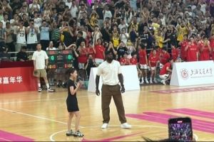 詹姆斯现身上海交大 与全场球迷热情互动