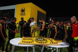 传奇！本泽马职业生涯进球突破500粒，吉达联合全队为他庆祝